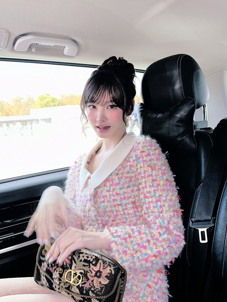softsoIes's tweet photo. ㅤ
ㅤ
𝘁𝗵𝗲𝗹𝗲𝗶𝗴𝗵𝘁𝗼𝗻.𝘀𝗹 ... posting this to let everyone know that i'm still somehow alive. attended an event the other day with a cute new pair! 🩷 thanking my sponsor (my uncle) for buying them for me. hehehe.
ㅤ
ㅤ https://t.co/dayR42FI02