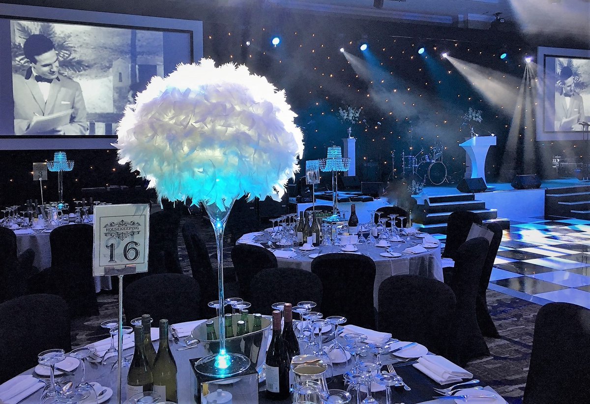 Our Great Gatsby styled table centre pieces, Tall Turquoise coloured led Lit ostrich feathers alternated with Art Deco cabaret styled crystal table lamps, with matching chair covers, table runners and chair sashes, available to hire below!
designerflowersuk.com/led-lit-feathe…