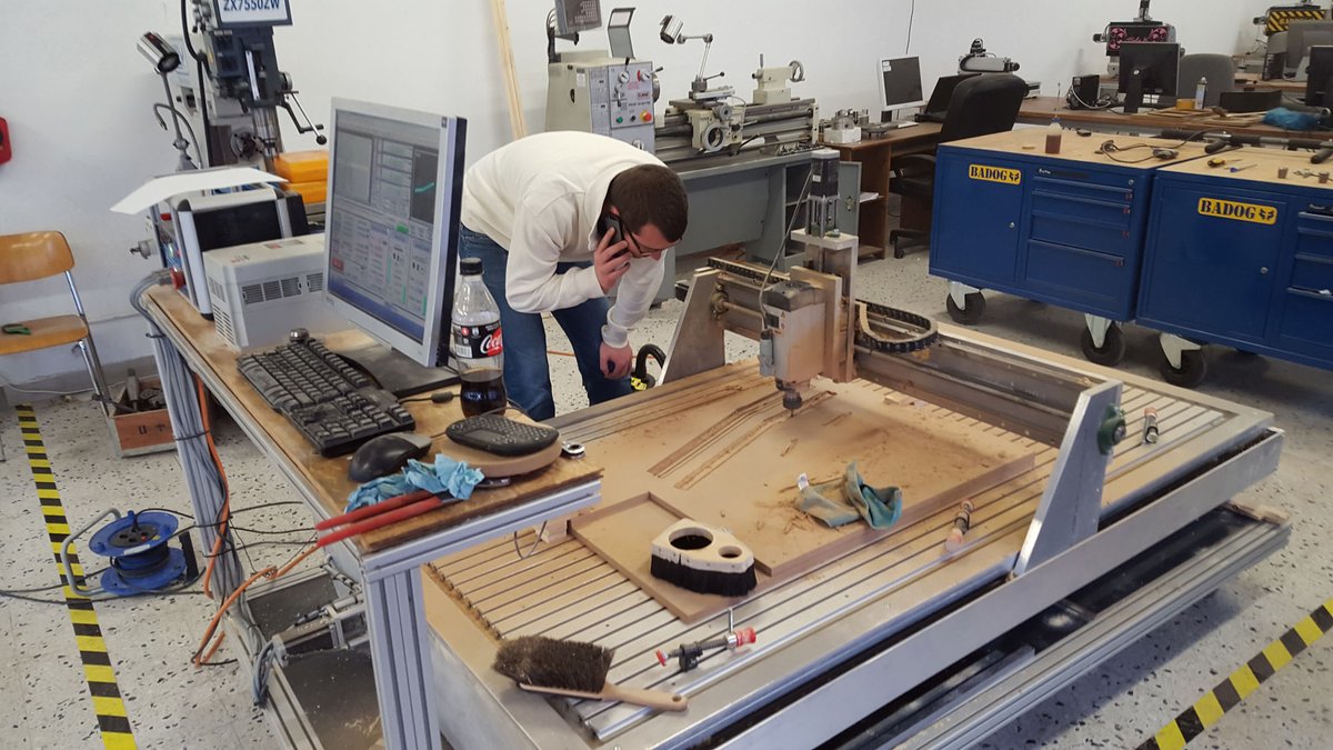 BadogCNC's tweet image. Salut les fans. Découvrez le nouveau venu dans notre famille. Imaginez ce que vous pourriez faire avec nos machines #Fraiseuse #PetiteFraiseuse #mymakerspace #Workshop