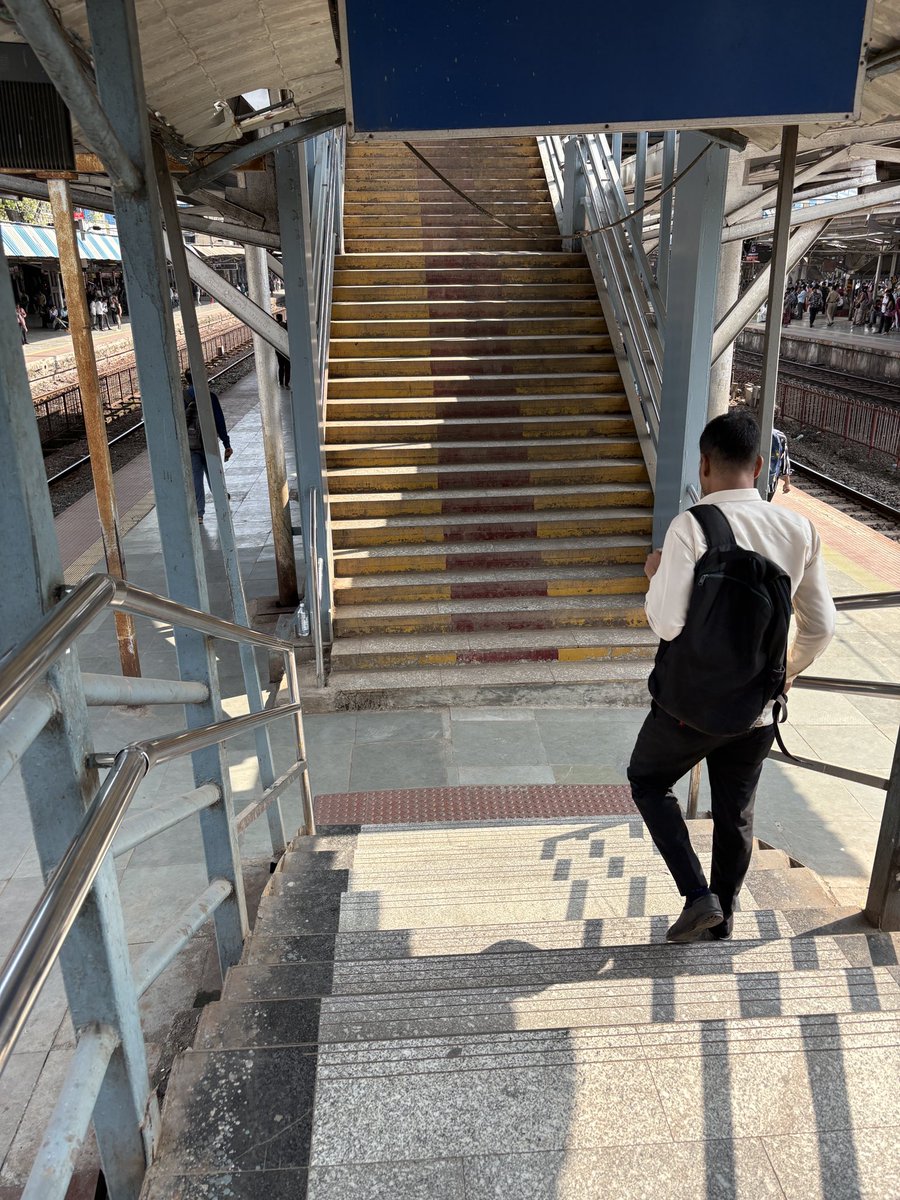 bhaumikgowande's tweet image. Can’t believe a government official actually approved this design, two staircases at #Thane Station ending right in front of each other, with 300–700 people/minute.

@Central_Railway, is this really compliant with fire and life safety codes or ingress–egress norms?