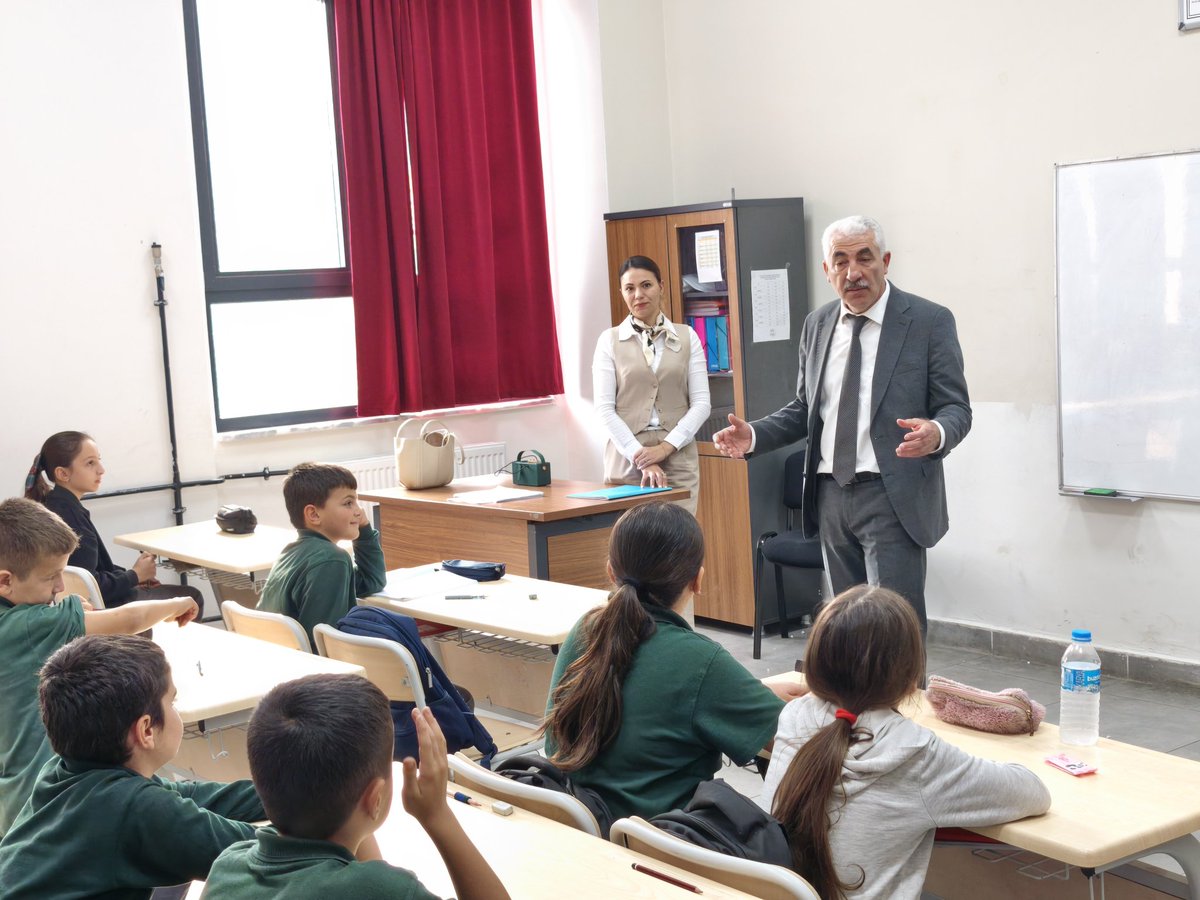 akyazimem's tweet image. İlçe Millî Eğitim Müdürümüz Hasan CAN, Türkiye Yüzyılı Maarif Modeli kapsamında yürütülen izleme ve değerlendirme çalışmaları doğrultusunda Alaağaç İlk/Ortaokulunu ziyaret etti.

Ziyarette öğrencilerin ders içi etkinlikleri gözlemlenerek, yeni öğretim programına uyum süreçleri,…