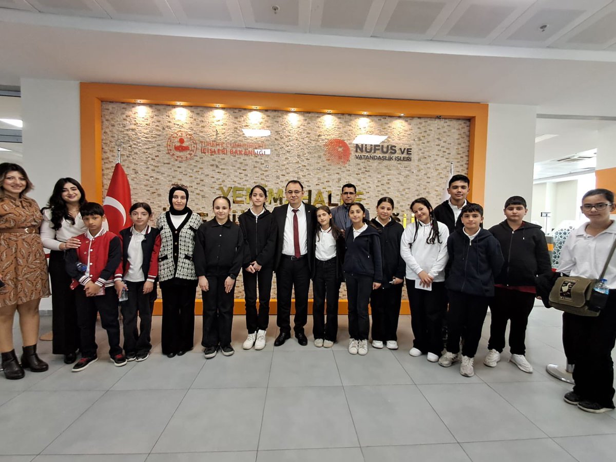 Kaymakamlığımız himayelerinde gerçekleştirilen ve Açık Kapı birimi tarafından koordine edilen  "Kurumlarımızı Tanıyalım" projesi kapsamında Dr.Ümit Yaşar Akyol Ortaokulu öğrencilerini  misafir ettik
<a href="/itasyapan/">İbrahim Taşyapan</a> 
<a href="/iggultekin/">ismail gultekin</a> 
<a href="/T_Kurtbeyoglu/">TahsinKURTBEYOĞLU</a> 
<a href="/MustafaGungorlu/">Mustafa GÜNGÖRLÜ</a> 
<a href="/ylmzckmk_/">Yılmaz ÇAKMAK</a> 
<a href="/ankara_il/">Ankara İl Nüfus ve Vatandaşlık Müdürlüğü</a>