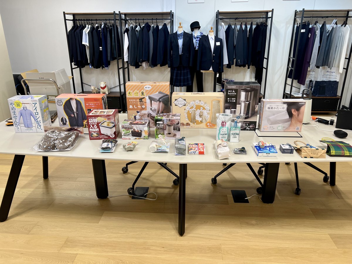 shirokuma_ekky's tweet photo. 八重洲の新オフィスで初の懇親会を開催✨
ノンピ @nonpi_Inc さんにケータリングをお願いしたら素敵な空間に。バーカウンターでお酒の注文や美味しい料理を用意して頂きました🍷
ハズレなしの抽選会はサンコーの商品を多数用意🎁
私ekkyの商品紹介で抽選会を進行、楽しい会となりました。良い会社です https://t.co/uEUuHYUGGO