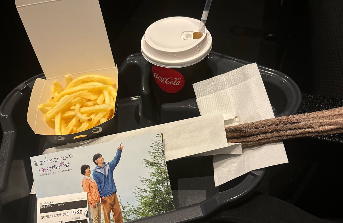 hiroshi_fmb's tweet photo. 仕事終わりだったけど、やーっと豆ちゃんの映画観に行けた🐶
豆ちゃんのカフェ店員姿めっちゃ好きかも☕️
ひらくも映画館で聴けて良かった！
#富士山とコーヒーとしあわせの数式
#ふじこーひー
#豆原一成 https://t.co/uuriz7jmoq