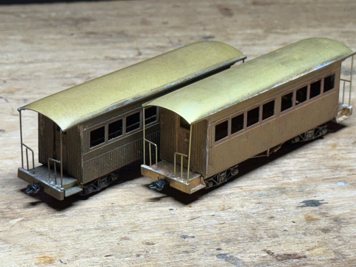 IbukiModel's tweet image. 35年くらい前に購入した珊瑚の沼尻ボハフ、シボフ

写真奥のは当時組んで未塗装で、
手前のは割と最近組みかけだった物で、今日少し作業を進めました。

完成したら、先日のED18に引かせたいな、と。