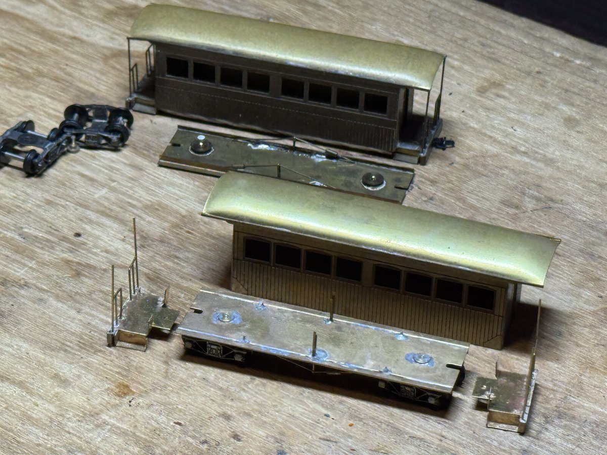 IbukiModel's tweet image. 35年くらい前に購入した珊瑚の沼尻ボハフ、シボフ

写真奥のは当時組んで未塗装で、
手前のは割と最近組みかけだった物で、今日少し作業を進めました。

完成したら、先日のED18に引かせたいな、と。