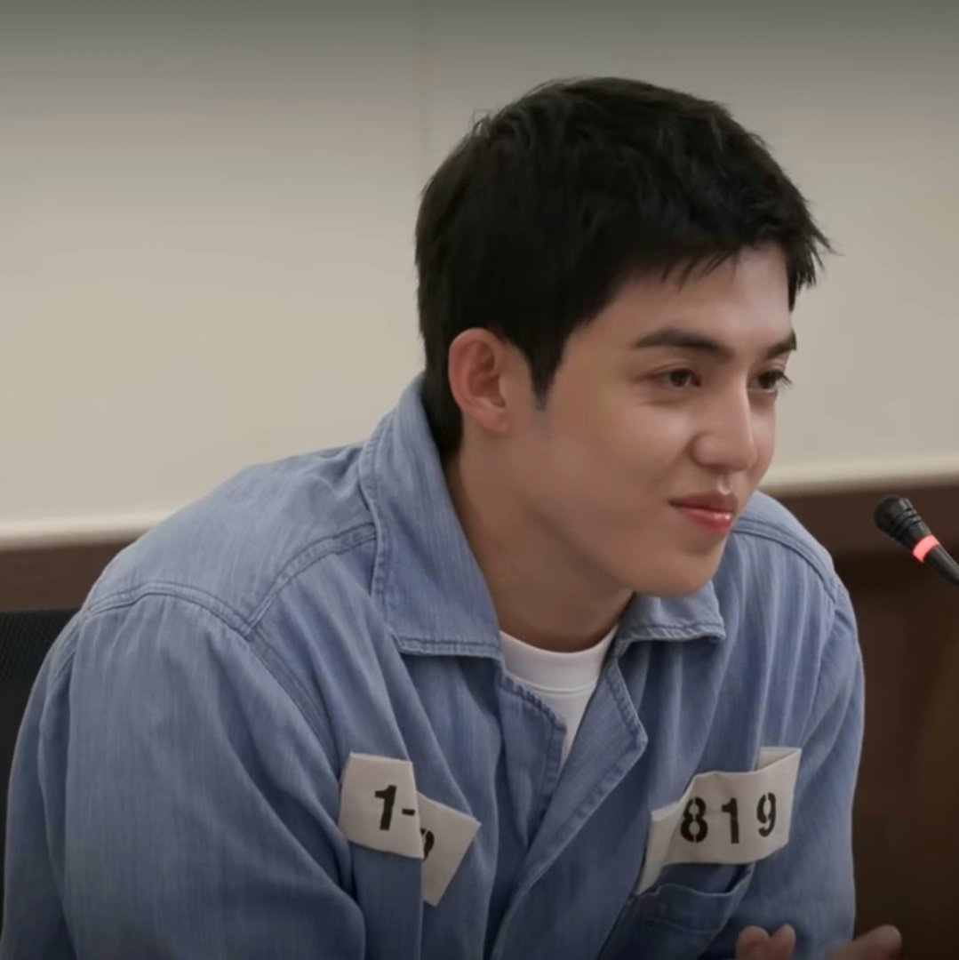 His smirk when he fooled everybody into believing that he didn't know that camera was turned away 😩😩😩