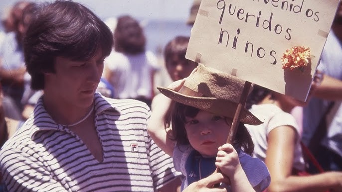 periodistan_'s tweet photo. Les quiero contar una de las historias más hermosas del mundo, que sucedió en URUGUAY 🇺🇾
Es la historia del llamado VUELO DE LOS NIÑOS DEL EXILIO.
Y al final, les contaré por qué me toca de una manera particular...

Corría diciembre de 1983.
Iban ya 10 años de dictadura militar, desde 1973.
Miles de personas se habían exiliado del país, para proteger sus vidas. 
Y cientos de niños habían nacido, de padres uruguayos, en el exterior; nunca habían conocido su patria, su mar, sus árboles, sus abuelos...
Entonces, en aquel mes, y con los militares ya muy debilitados, se organizó uno de los vuelos más emocionantes y felices de la historia.

Organizado por el Frente Amplio y la Comisión para el Reencuentro, un avión de la compañía Iberia llevó a Montevideo a 154 niños y adolescentes, hijos de exiliados, presos políticos o desaparecidos, que vivían en Europa y que así regresaron -o conocieron- a Uruguay.
Lo más hermoso es que, al aterrizar, los niños fueron recibidos por miles de personas, eufóricos, que coreaban cánticos a favor de la democracia. Desde el aeropuerto, una caravana de autobuses los trasladó lentamente, debido a la gran cantidad de gente en las calles, hasta la sede de la Asociación de Empleados Bancarios del Uruguay (AEBU), en la Ciudad Vieja.
Fue un momento inolvidable; reencuentros repletos de alegría, de tristeza, de emoción; repletos de Uruguay...

¿Y qué tengo que ver yo con esto?
Es algo muy chiquito, pero este 25 de noviembre presentaré mi show en la SALA CAMACUÁ, que se ubica justamente en la AEBU, ¡Allí donde llegaron los niños del exilio!
Cuando me contaron, me emocioné mucho: estaré allí donde sucedió uno de los hechos más luminosos de la historia de nuestro continente, con mi show, intentando provocar también sonrisas, anécdotas y encuentros.
Es un honor y una responsabilidad muy grande, ahora que conozco lo que pasó... ¡PERO QUÉ ORGULLO!

Nos vemos muy pronto, Uruguay: ¡Vamoarriba!