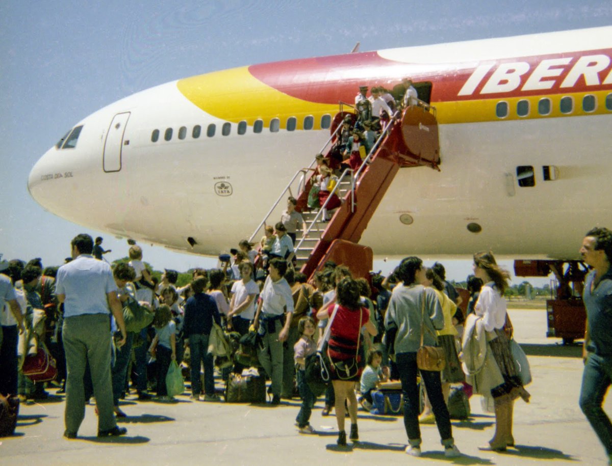 periodistan_'s tweet photo. Les quiero contar una de las historias más hermosas del mundo, que sucedió en URUGUAY 🇺🇾
Es la historia del llamado VUELO DE LOS NIÑOS DEL EXILIO.
Y al final, les contaré por qué me toca de una manera particular...

Corría diciembre de 1983.
Iban ya 10 años de dictadura militar, desde 1973.
Miles de personas se habían exiliado del país, para proteger sus vidas. 
Y cientos de niños habían nacido, de padres uruguayos, en el exterior; nunca habían conocido su patria, su mar, sus árboles, sus abuelos...
Entonces, en aquel mes, y con los militares ya muy debilitados, se organizó uno de los vuelos más emocionantes y felices de la historia.

Organizado por el Frente Amplio y la Comisión para el Reencuentro, un avión de la compañía Iberia llevó a Montevideo a 154 niños y adolescentes, hijos de exiliados, presos políticos o desaparecidos, que vivían en Europa y que así regresaron -o conocieron- a Uruguay.
Lo más hermoso es que, al aterrizar, los niños fueron recibidos por miles de personas, eufóricos, que coreaban cánticos a favor de la democracia. Desde el aeropuerto, una caravana de autobuses los trasladó lentamente, debido a la gran cantidad de gente en las calles, hasta la sede de la Asociación de Empleados Bancarios del Uruguay (AEBU), en la Ciudad Vieja.
Fue un momento inolvidable; reencuentros repletos de alegría, de tristeza, de emoción; repletos de Uruguay...

¿Y qué tengo que ver yo con esto?
Es algo muy chiquito, pero este 25 de noviembre presentaré mi show en la SALA CAMACUÁ, que se ubica justamente en la AEBU, ¡Allí donde llegaron los niños del exilio!
Cuando me contaron, me emocioné mucho: estaré allí donde sucedió uno de los hechos más luminosos de la historia de nuestro continente, con mi show, intentando provocar también sonrisas, anécdotas y encuentros.
Es un honor y una responsabilidad muy grande, ahora que conozco lo que pasó... ¡PERO QUÉ ORGULLO!

Nos vemos muy pronto, Uruguay: ¡Vamoarriba!