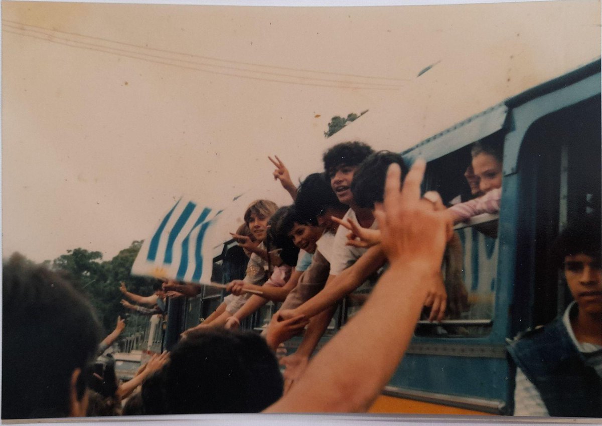 periodistan_'s tweet photo. Les quiero contar una de las historias más hermosas del mundo, que sucedió en URUGUAY 🇺🇾
Es la historia del llamado VUELO DE LOS NIÑOS DEL EXILIO.
Y al final, les contaré por qué me toca de una manera particular...

Corría diciembre de 1983.
Iban ya 10 años de dictadura militar, desde 1973.
Miles de personas se habían exiliado del país, para proteger sus vidas. 
Y cientos de niños habían nacido, de padres uruguayos, en el exterior; nunca habían conocido su patria, su mar, sus árboles, sus abuelos...
Entonces, en aquel mes, y con los militares ya muy debilitados, se organizó uno de los vuelos más emocionantes y felices de la historia.

Organizado por el Frente Amplio y la Comisión para el Reencuentro, un avión de la compañía Iberia llevó a Montevideo a 154 niños y adolescentes, hijos de exiliados, presos políticos o desaparecidos, que vivían en Europa y que así regresaron -o conocieron- a Uruguay.
Lo más hermoso es que, al aterrizar, los niños fueron recibidos por miles de personas, eufóricos, que coreaban cánticos a favor de la democracia. Desde el aeropuerto, una caravana de autobuses los trasladó lentamente, debido a la gran cantidad de gente en las calles, hasta la sede de la Asociación de Empleados Bancarios del Uruguay (AEBU), en la Ciudad Vieja.
Fue un momento inolvidable; reencuentros repletos de alegría, de tristeza, de emoción; repletos de Uruguay...

¿Y qué tengo que ver yo con esto?
Es algo muy chiquito, pero este 25 de noviembre presentaré mi show en la SALA CAMACUÁ, que se ubica justamente en la AEBU, ¡Allí donde llegaron los niños del exilio!
Cuando me contaron, me emocioné mucho: estaré allí donde sucedió uno de los hechos más luminosos de la historia de nuestro continente, con mi show, intentando provocar también sonrisas, anécdotas y encuentros.
Es un honor y una responsabilidad muy grande, ahora que conozco lo que pasó... ¡PERO QUÉ ORGULLO!

Nos vemos muy pronto, Uruguay: ¡Vamoarriba!