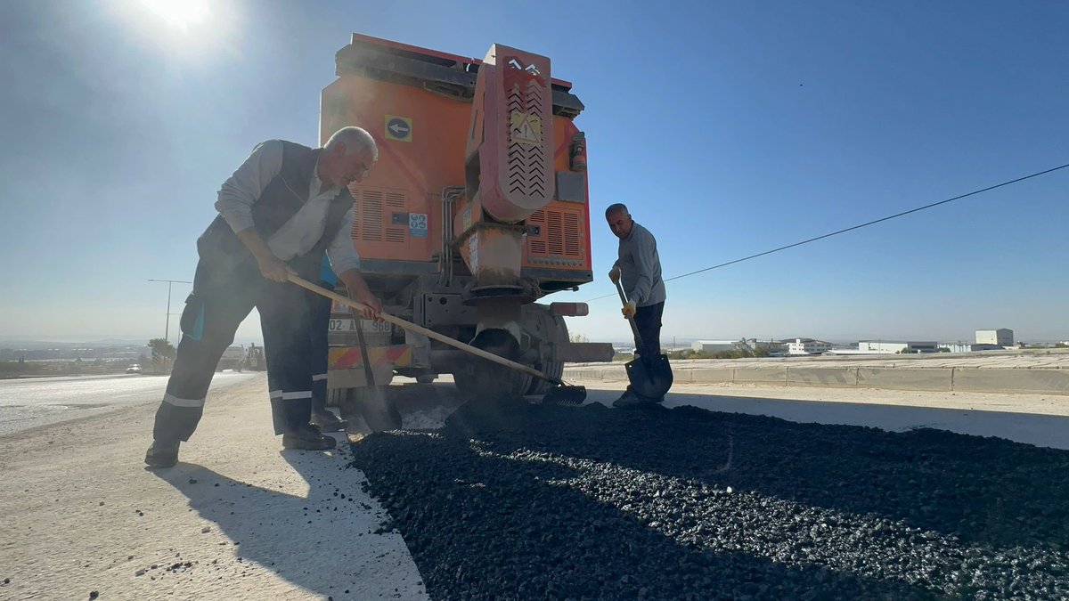 🚧 Türkiye Petrolleri Mahallemizde, altyapı çalışmaları nedeniyle zarar gören Türmüz Caddesi Fen İşleri Müdürlüğü ekiplerimiz tarafından titizlikle onarılıyor. 

👷🏻Asfalt yama ve yenileme çalışmalarımızı aralıksız sürdürüyor, daha güvenli ve konforlu bir Adıyaman için var