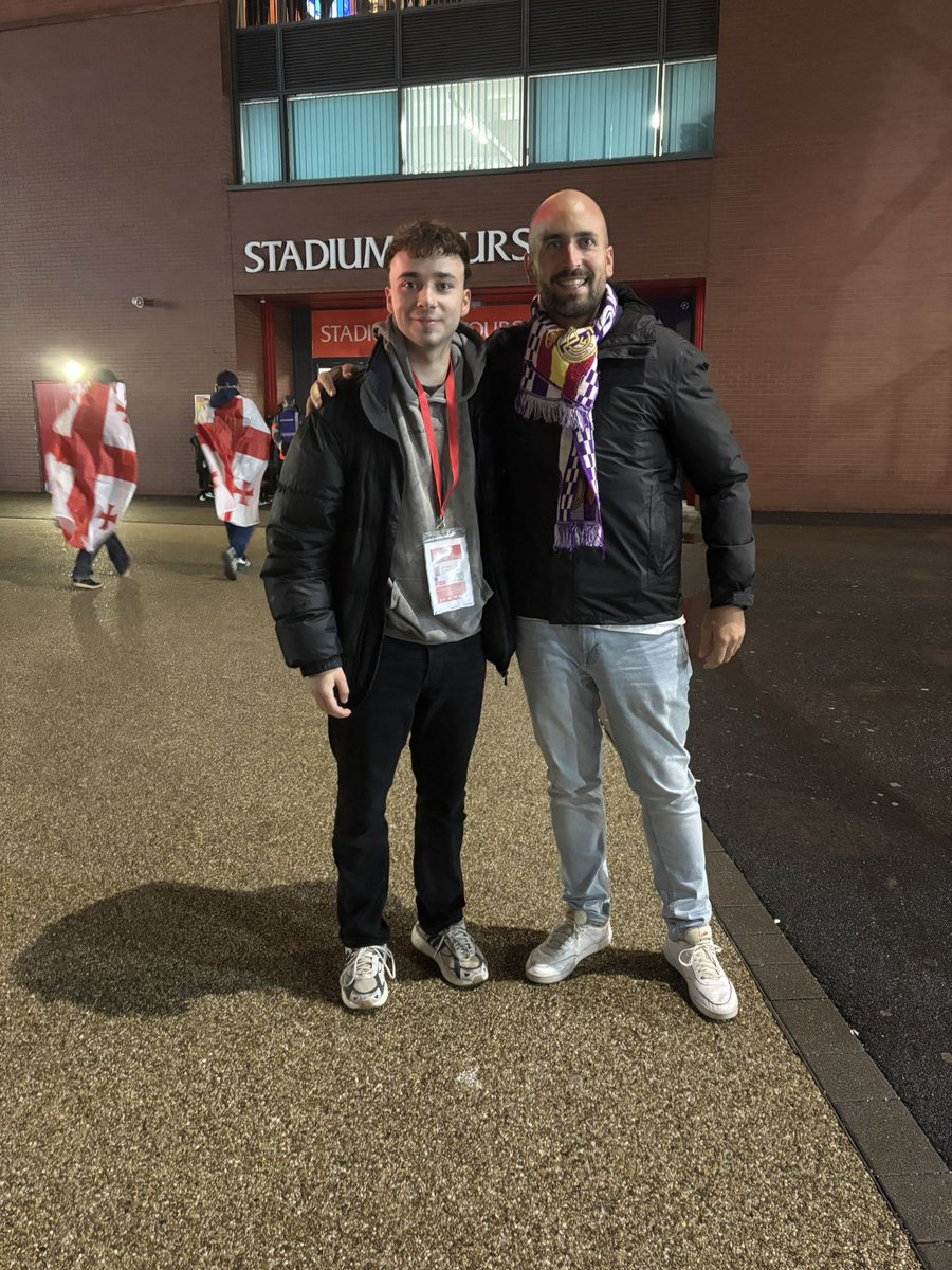 JaimeHerrero19's tweet image. Un día @Recio4 me dijo que lo mejor que le había dado el fútbol son las personas.

Él fue el primero en darme una oportunidad. El destino ha querido juntarnos en los 2 días más especiales para mí.
En mi primera final  y, ahora, en mi primer partido fuera de España.

Te quiero,…