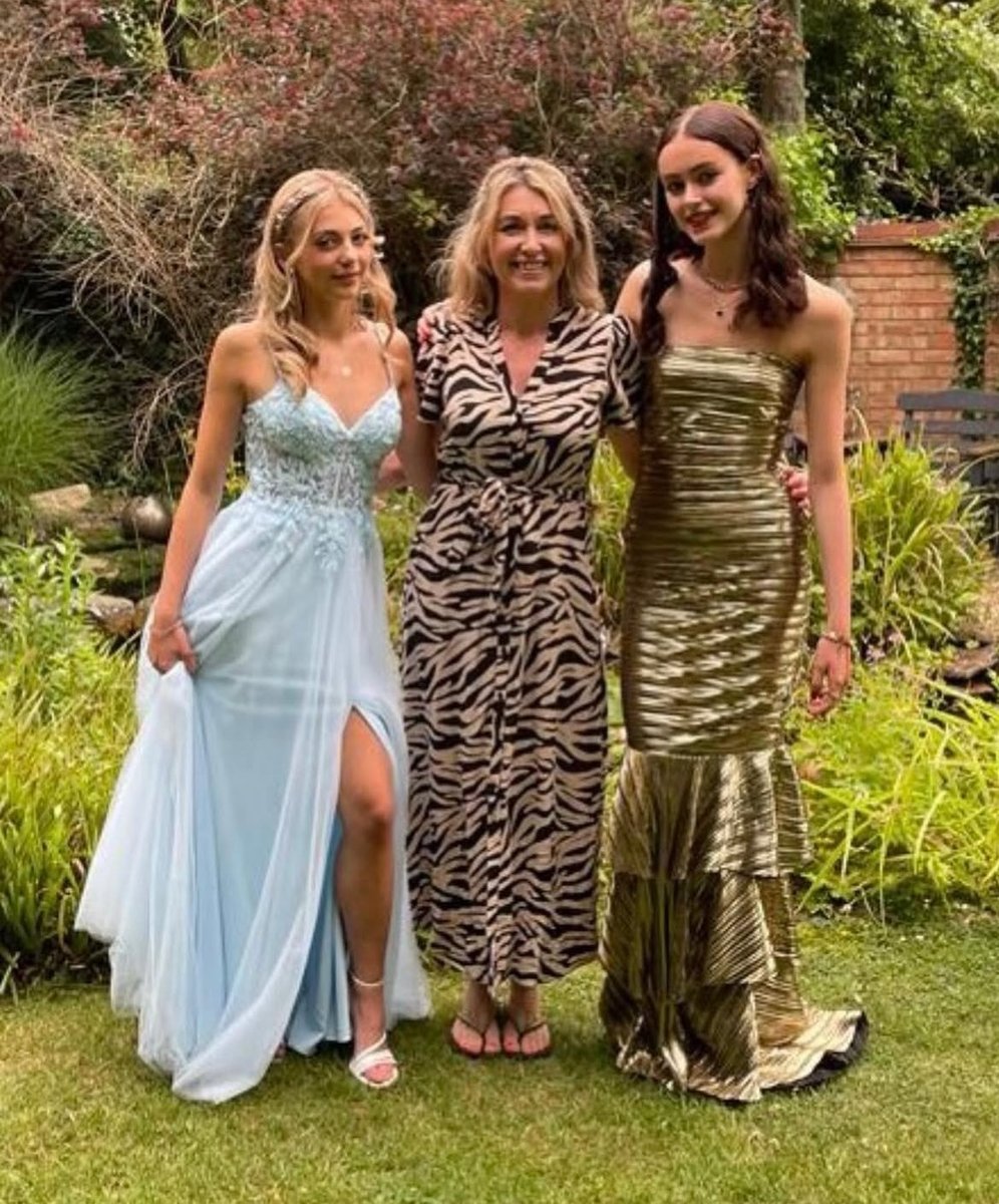 mother daughter tweet media