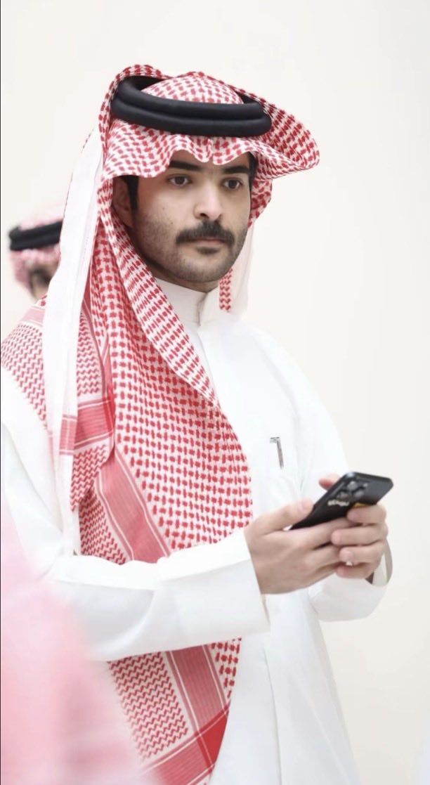 سجيت في ذكرى زمانٍ مضى لي
قد كنت فيه بخير بوقتٍ فات

اذكر اني سعيد بحب ناسي وهلي
قلبي سليم من العناء و الشتات

ولي صورة في البال  تعود لي
طفلٍ صغير غايته بحضن والدته يبات

بسألك يا وقتٍ قديمٍ مضيت لي
هل ضاعت مني صدق كل الأمنيات؟

أو كنت متوهم وواقعي ماهو جلي؟
و إنه زماني ما صفى