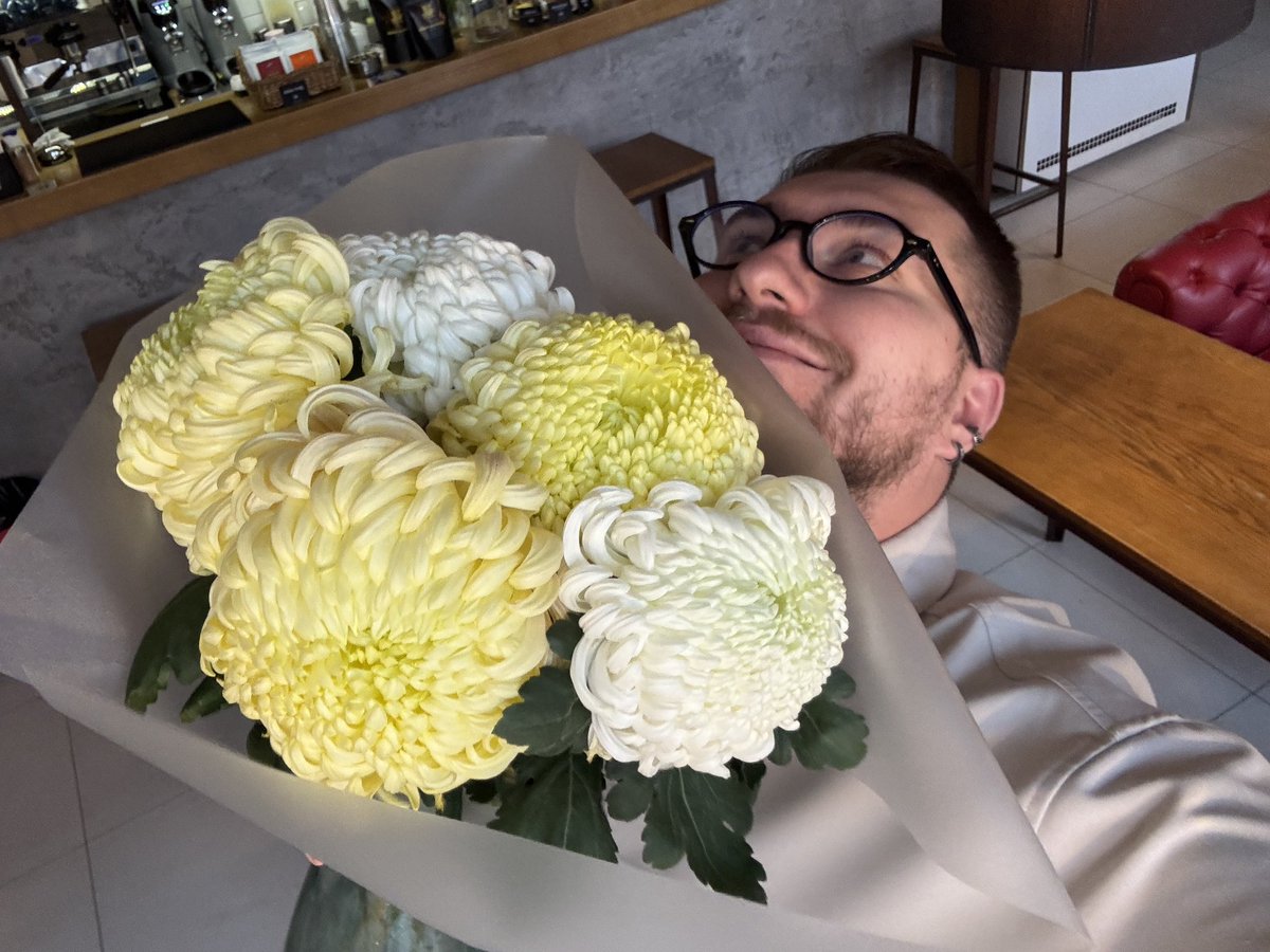 volodingram's tweet image. Недарма цілий рік періодично нагадував, що люблю квіти)