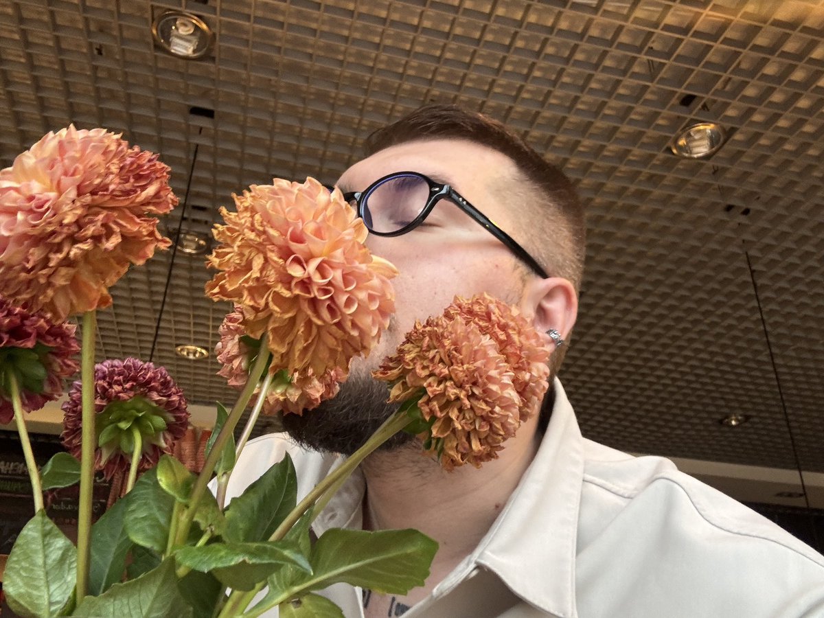 volodingram's tweet image. Недарма цілий рік періодично нагадував, що люблю квіти)