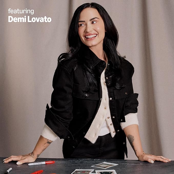 Demi Lovato para su colección de Amazon Essentials