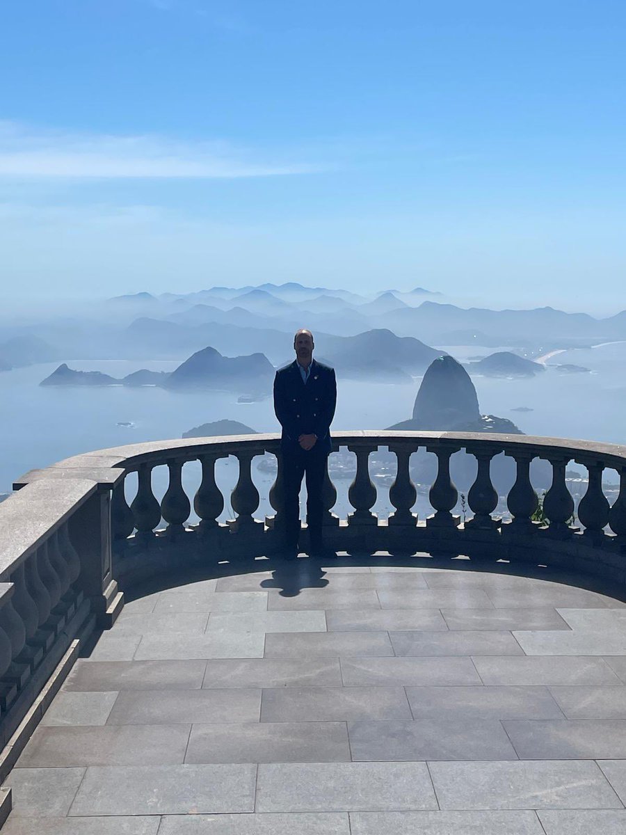 Josemn1_'s tweet photo. 🇬🇧 El príncipe William, durante su visita a Brasil, ha posado en el mismo lugar donde su madre, Diana de Gales, lo hizo hace 30 años. Un portavoz del Palacio de Kensington ha dicho que el príncipe ha quedado «increíblemente impresionado por la cantidad de personas que recuerdan con cariño la visita de su madre a esta hermosa ciudad».