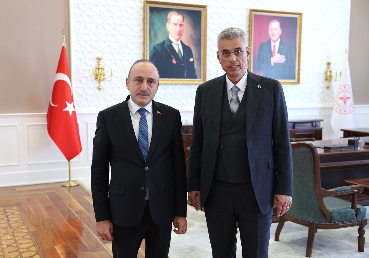 696 sayılı KHK ile kadroya geçişlerinin ardından kamu işçilerinin en önemli sorunlarından biri haline gelen tayin yasağı konusunu, Çalışma ve Sosyal Güvenlik Bakanı Sayın Prof. Dr. Vedat Işıkhan’ın ardından bu kez de Sağlık Bakanı Sayın Prof. Dr. Kemal Memişoğlu ile görüşerek