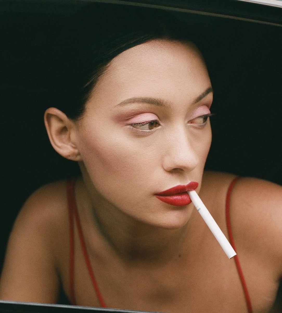 𝖠 𝖼𝗂𝗀𝖺𝗋𝖾𝗍𝗍𝖾 𝖻𝖾𝗍𝗐𝖾𝖾𝗇 𝗁𝖾𝗋 𝖿𝗂𝗇𝗀𝖾𝗋𝗌, 𝗋𝖾𝖽 𝗅𝗂𝗉𝗌 𝗐𝗁𝗂𝗌𝗉𝖾𝗋𝗂𝗇𝗀 𝗌𝗂𝗇𝗌 𝗍𝗈 𝗍𝗁𝖾 𝗆𝗈𝗈𝗇 ❩