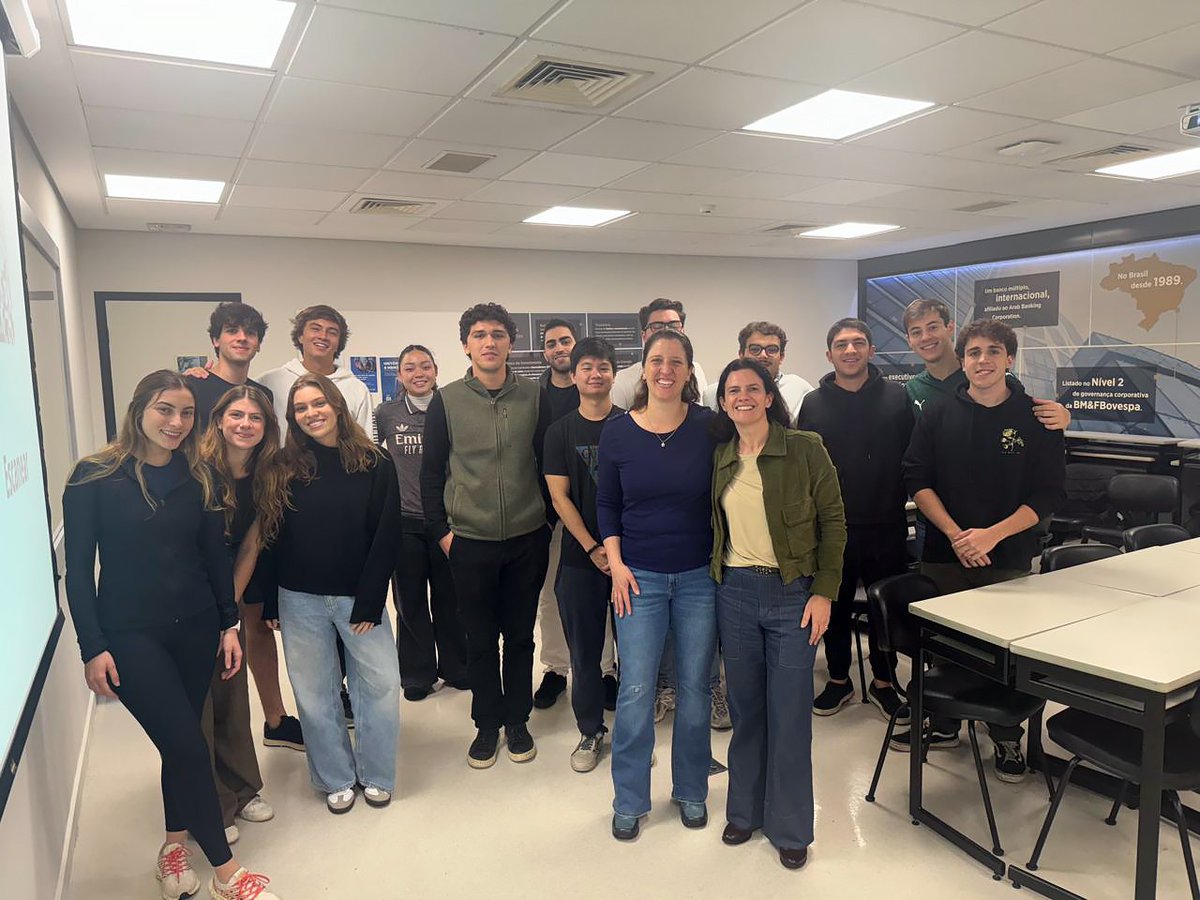 FGV_EAESP's tweet image. A turma de graduação de Administração de Empresas recebeu Adriana Scavanaca, CSO da Dux Company, para uma aula especial sobre estratégia comercial, canais e precificação. Ela trouxe insights sobre carreira, marca e aprendizado contínuo. 
#MarketingMix #FGVEAESP #DuxNutrition