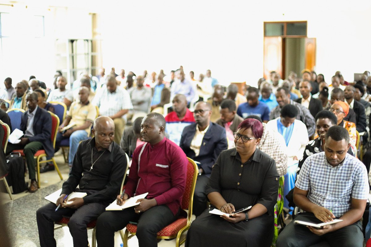Ni ikiganiro cyagarutse ku myitwarire mbonezamurimo, gukora kinyamwuga mu Bakozi ba Leta no kuri sitati yihariye igenga abarimu.