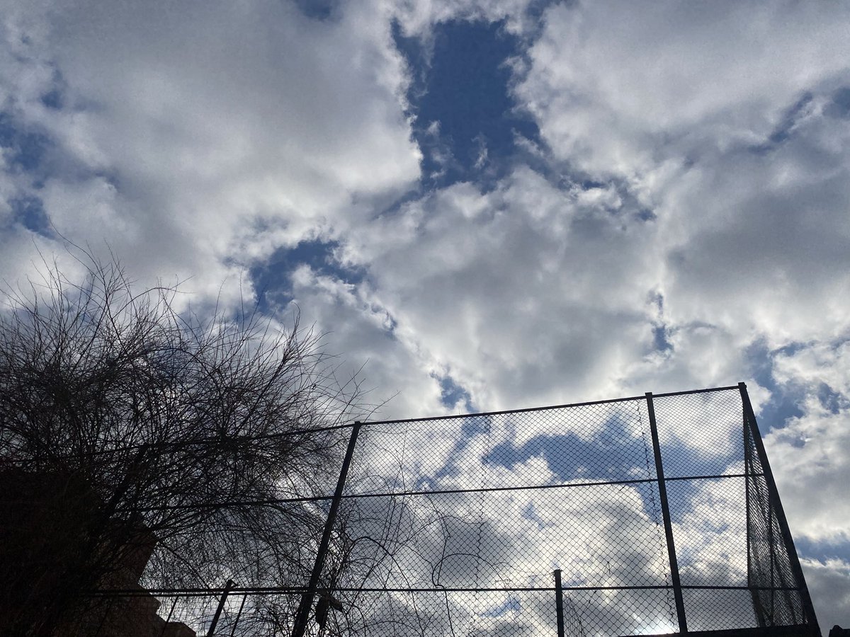 عن ام المؤمنين ام سلمة(ما خرج رسولُ اللهِ صلَّى اللهُ عليهِ وسلَّمَ من بيتي قطُّ إلا رفع طرفَه إلى السماءِ 
وقال اللهمَّ إني أعوذُ بك أنْ أَضِلََّ أو أُضَلَّ، أو أَزِلَّ أو أُزَلَّ، أو أَظلِمَ أو أُظلَمَ، أو أَجهلَ أو يُجهَلَ عليّ)