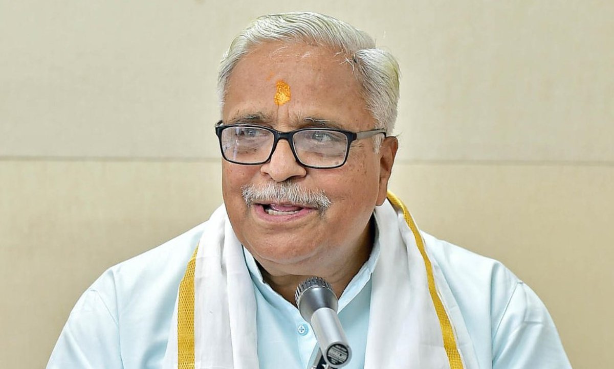 फल की चिंता करने वाला साधक, साधना का आनंद खो देता है – भय्याजी जोशी

इंदौर। राष्ट्रीय स्वयंसेवक संघ की अखिल भारतीय कार्यकारिणी के सदस्य भय्याजी जोशी ने अरविंद जी जोशी की जीवन-स्मृतियों पर आधारित पुस्तक ‘संघ-साधक’ का विमोचन किया। इस अवसर पर उन्होंने कहा कि १०० वर्षों की साधना की