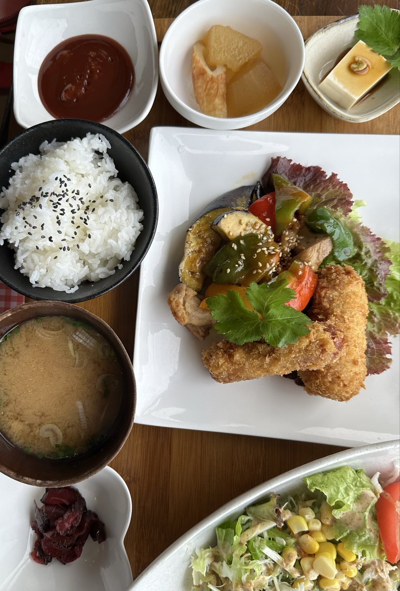 Adusingi's tweet image. The weak yen (¥153/$1) makes Japan incredibly affordable right now 💸

¥900 lunch ($5.85) near my place in Ushimado today. Full meal. Quality food.

Fellow indie hackers and nomads : Why work from Bali when you can work from a restored machiya guesthouse by the Seto Inland Sea?…