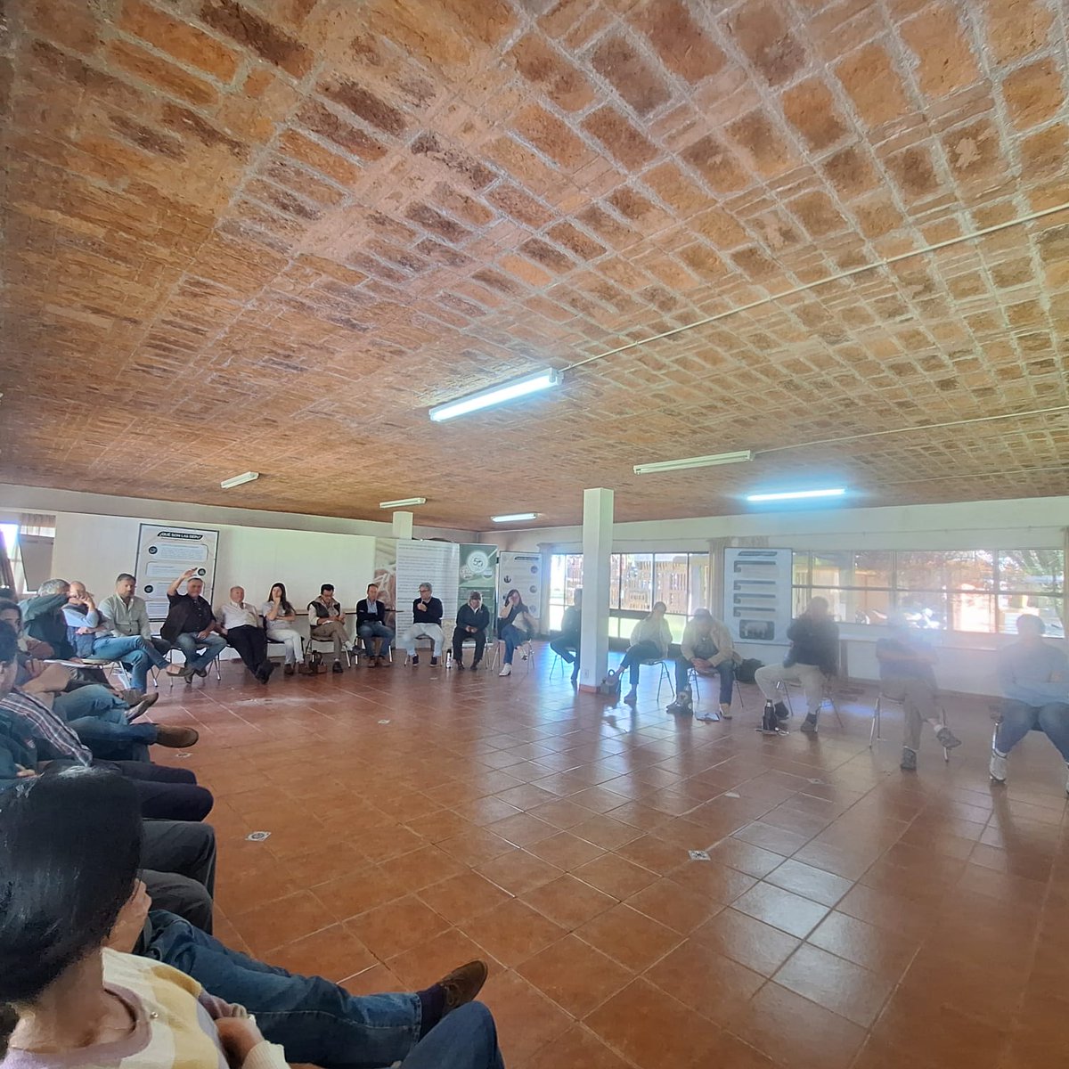 PlanAgro's tweet photo. #Hoy en📌CIEDAG @SUL_uy , Cerro Colorado

Reunión del cuerpo técnico #PlanAgro
✔️Gestionando, administrando y planificando el trabajo institucional en el marco del Programa PROCRÍA
🖼️👉https://t.co/TNcFXpGcTo

#ProgramaGanadero #Capacitación #Articulación #Extensión #Ganadería https://t.co/5mFgRqkIso