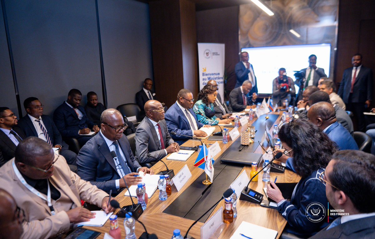 financetimes_cd's tweet photo. #RDC: Le ministre Fwamba a présidé une réunion avec la mission du #FMI pour la 2ᵉ revue du Programme FEC. Le FMI salue les progrès : engagements tenus, indicateurs atteints, 7 repères structurels sur 8 réalisés. 4 ministères pilotes exécuteront directement leur budget dès 2026. https://t.co/YoBmF3aMuT