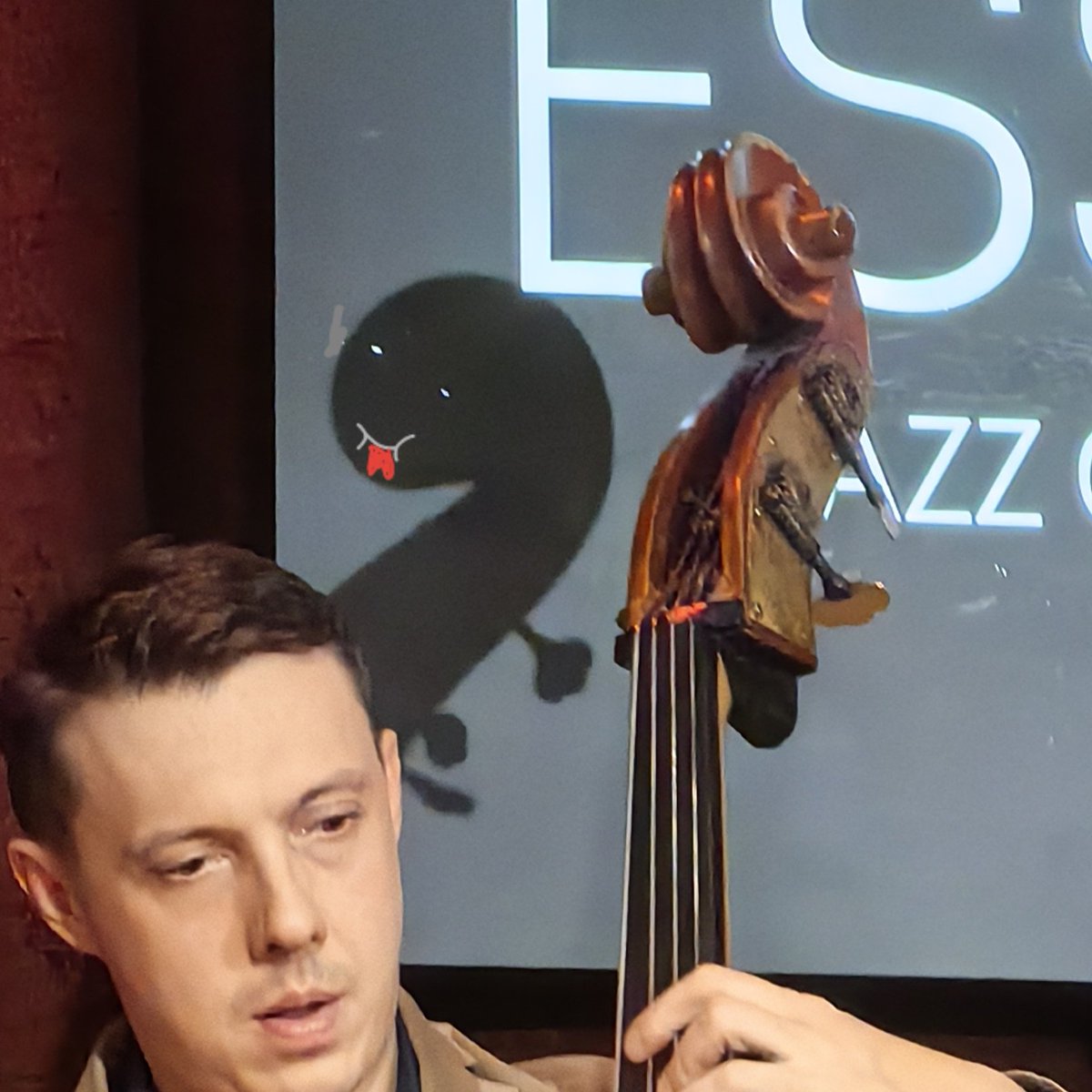 Вырвался с работ послушать джазу, а он какой-то ползучий и шипящий. Недоумеваю.