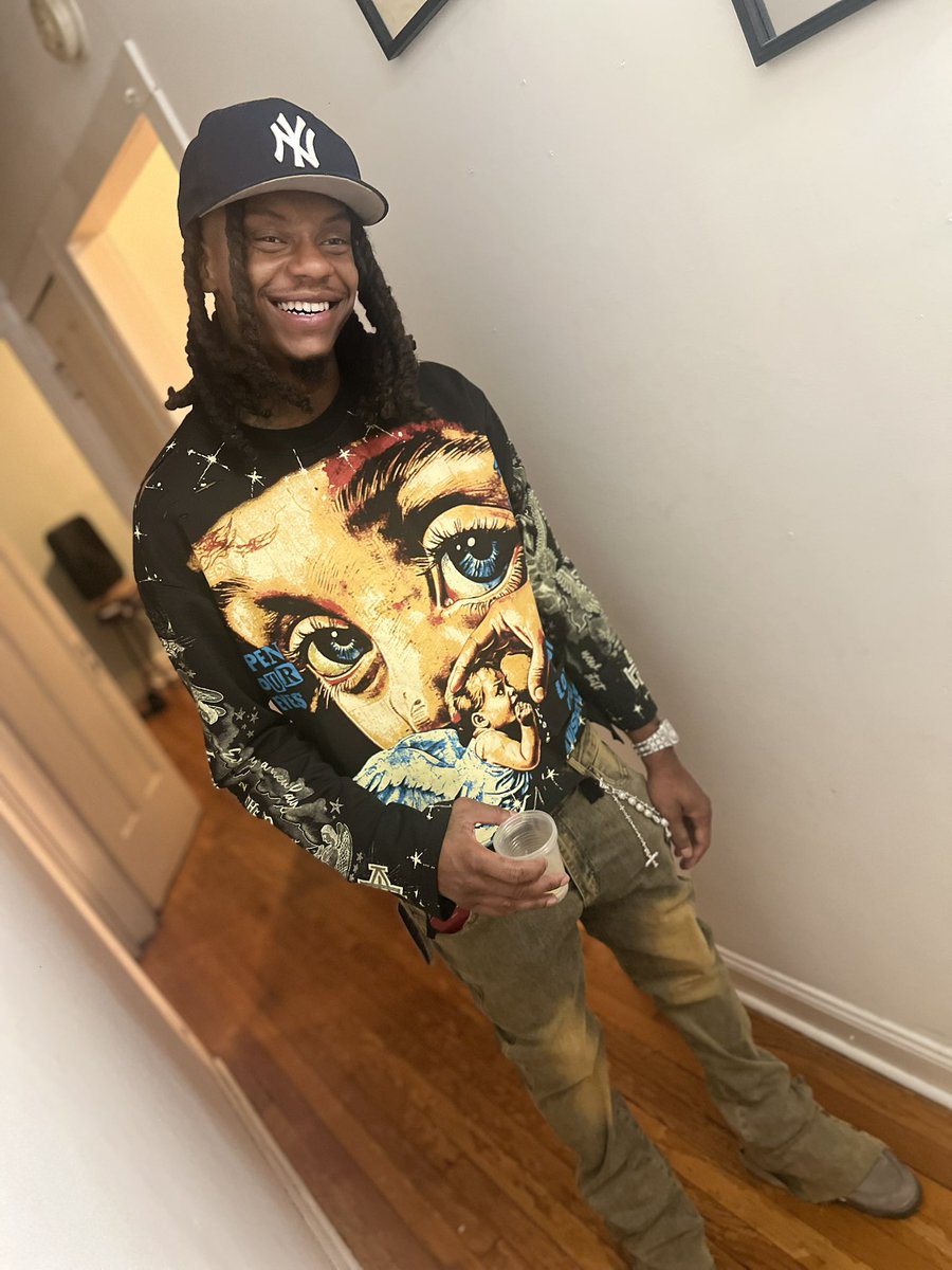 BossCed2x's tweet photo. I’m rocking sum runway clothes in the trenches look like ion even belong🤩 https://t.co/m6dBd8faZu