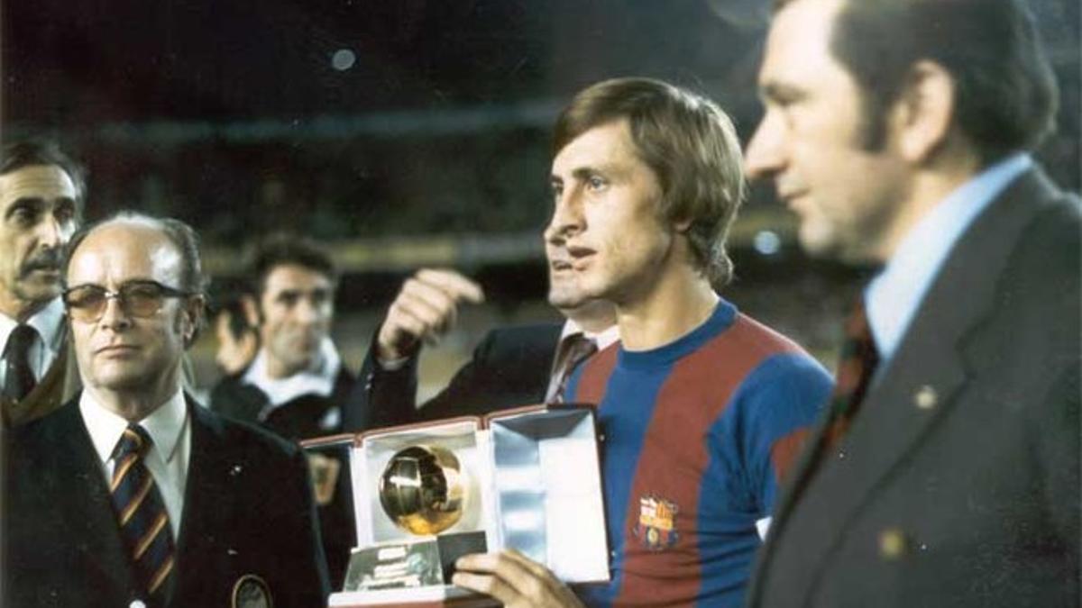 🏆Un dia com avui, fa 50 anys, Johan Cruyff rebia la seva tercera pilota d'or i es convertia en el primer jugador a guanyar-ne tres. El guardó li va ser entregat en la prèvia de la tornada dels setzens de final de la Copa de la UEFA contra la Lazio (4-0).