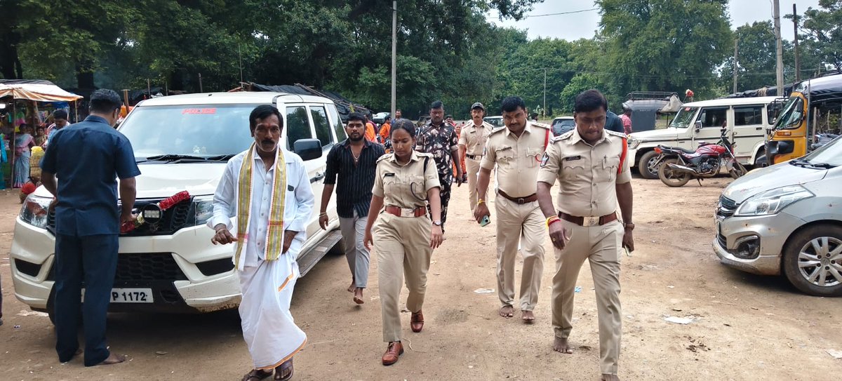 మహానంది ఓంకార పుణ్యక్షేత్రంలో కార్తీకపౌర్ణమిని దృష్టిలో ఉంచుకొని బందోబస్తు ఏర్పాట్ల పరిశీలించిన.... 

 కేనేరులో పుణ్యస్నానాలు ఆచరించు ప్రదేశాలలో భక్తులు అప్రమతంగా ఉండాలి... పోలీస్ శాఖ హెచ్చరికలు, సూచనలు భక్తులు తప్పనిసరిగా పాటించాలి.

నంద్యాల సబ్ డివిజన్ ASP ఎం.జావళి IPS గారు