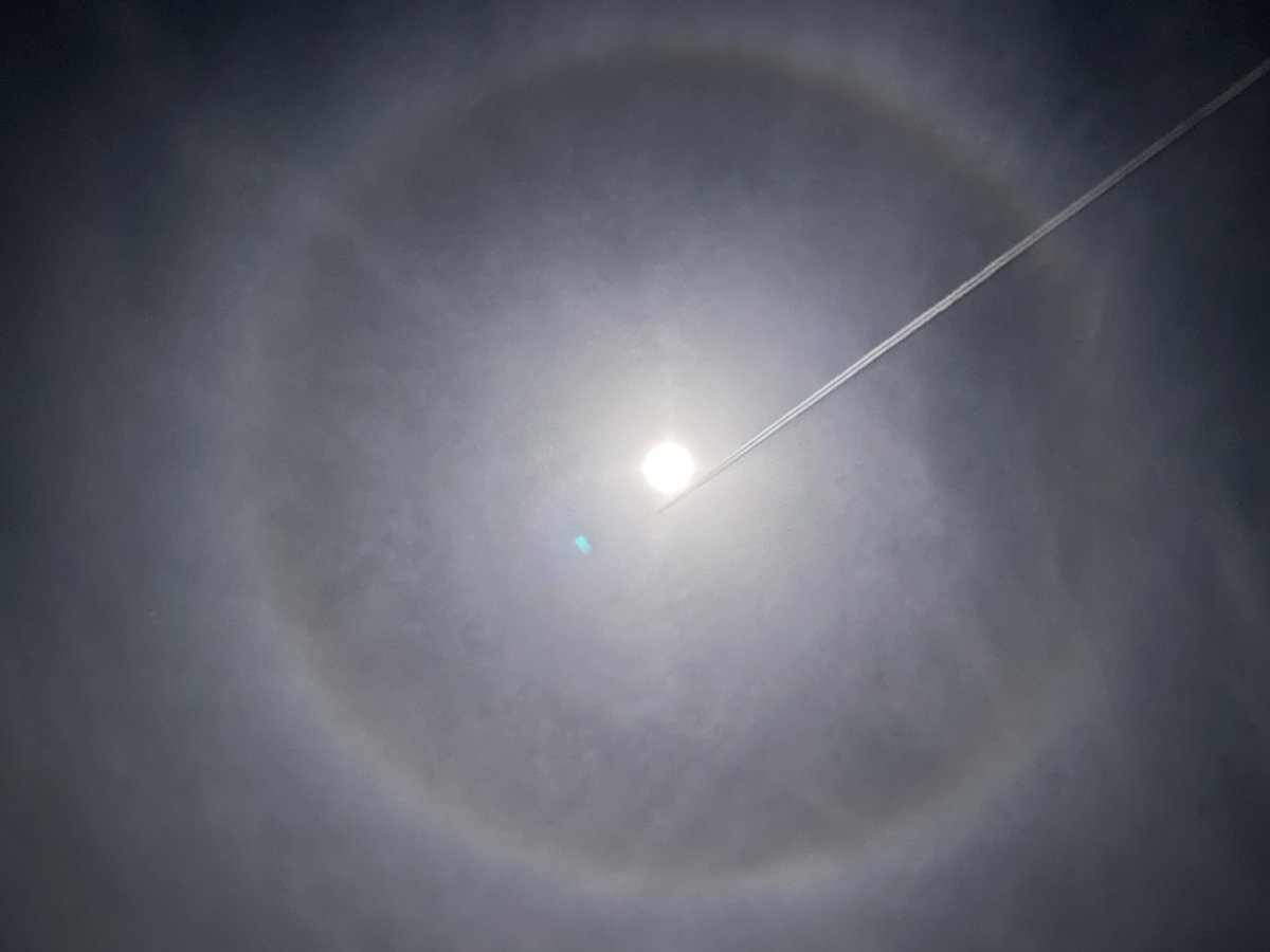 月ハロに飛行機雲！ #halo_jp