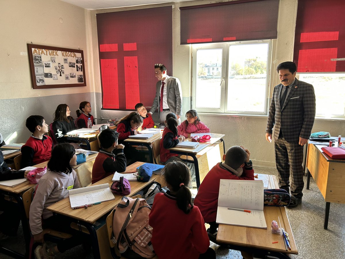 Kaymakamımız Sn. Hüseyin Emre ÇIRAL önderliğinde, Müdürümüz Sn. Mahmut ASLAN Sarız İlkokulunu ziyaret etti.
Ziyarette öğretmen ve öğrencilerle bir araya gelen Kaymakamımız ve İlçe Milli Eğitim Müdürümüz eğitim faaliyetleri hakkında bilgiler alarak başarılar dilediler.