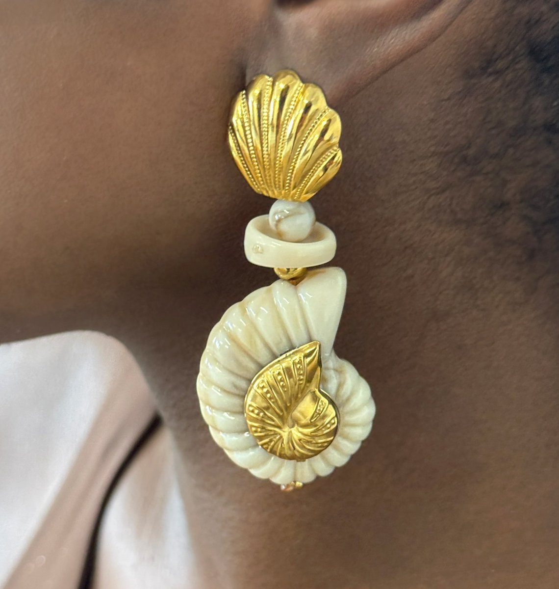 rennabelleza's tweet photo. Meet the ‘OYA’ earrings 🐚✨ 

Inspired by the goddess of winds and transformations. For the woman who embraces change, commands her space, and moves with purpose❤️

Visit https://t.co/Cx7x1Zj9ge or send us a DM to shop Oya🛒

#jewelryinlagos #jewelry https://t.co/O8vyazwKjH