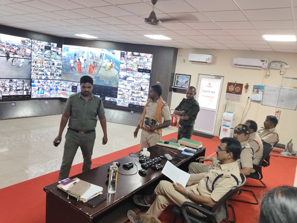 శ్రీశైలంలో కార్తీకపౌర్ణమిని దృష్టిలో ఉంచుకొని పటిష్ట బందోబస్తు ఏర్పాట్లు.

 జ్వాలాతోరణం కార్యక్రమం భద్రత ఏర్పాట్లు పరిశీలన... 

 పోలీస్ శాఖ హెచ్చరికలు, సూచనలు భక్తులు తప్పనిసరిగా పాటించాలి. 

 కమాండ్ కంట్రోల్ రూమ్ ద్వారా పరిస్థితిని పర్యవేక్షిస్తున్న అడిషనల్ ఎస్పీ అడ్మిన్ గారు