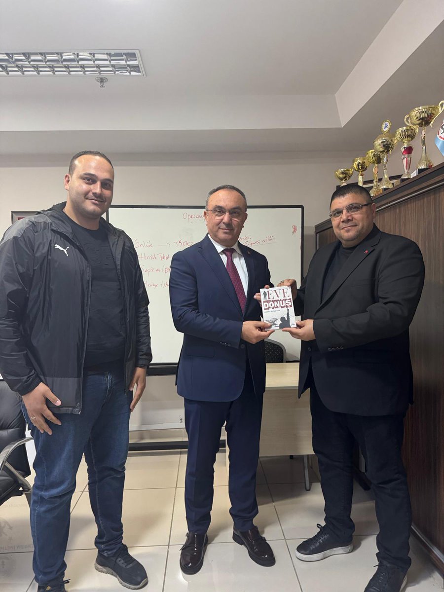 Tekirdağ Valimiz Sayın Recep Soytürk beyefendiyi ziyaret ettik, ilgi ve alâkalarından dolayı teşekkür ediyorum...
<a href="/tekirdaggovtr/">TC Tekirdağ Valiliği</a>