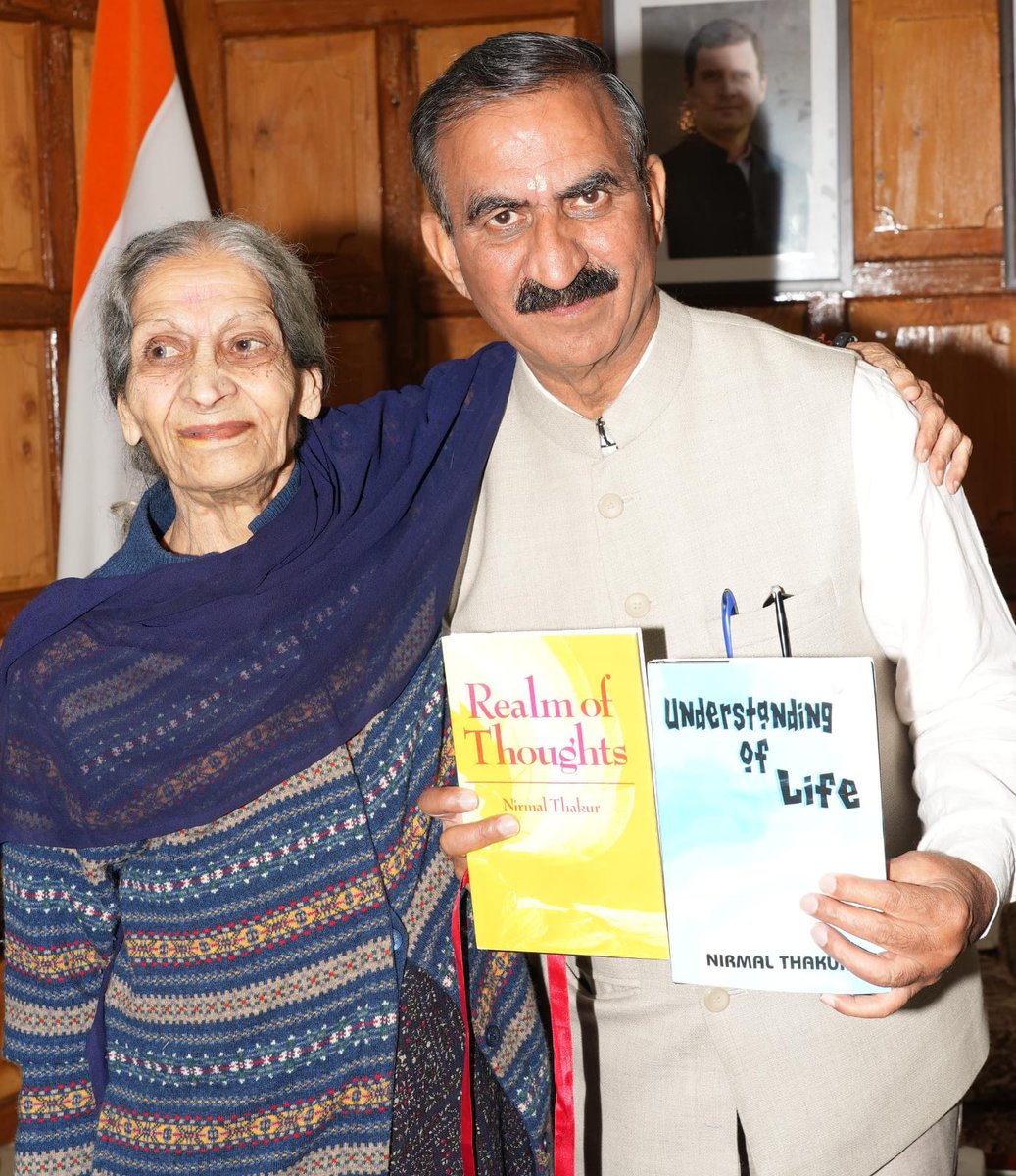 आज मुझे हिमाचल प्रदेश उच्च न्यायालय के सेवानिवृत्त न्यायाधीश श्री सुरेश्वर ठाकुर जी की माता श्रीमती निर्मल ठाकुर जी से स्नेहपूर्ण भेंट का सौभाग्य प्राप्त हुआ। इस अवसर पर उन्हें हिमाचल की पारंपरिक टोपी और शाल पहनाकर सम्मानित किया।