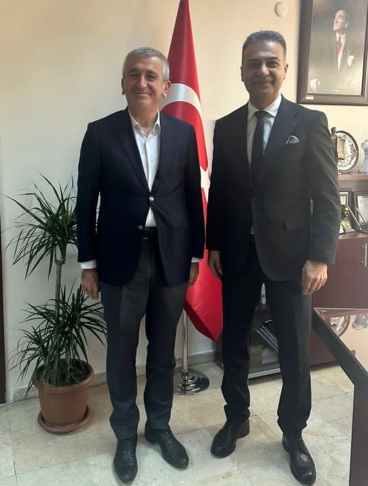 Akçakoca Belediye Başkanı Sayın Fikret ALBAYRAK hastanemizi ziyaret ederek  başhekimimimiz Prof. Dr. Kuddusi TEBERİK’e  hayırlı olsun ziyaretinde bulundular. Nazik ziyaretleri ve güzel temennileri için kendilerine teşekkürlerimizi sunarız.