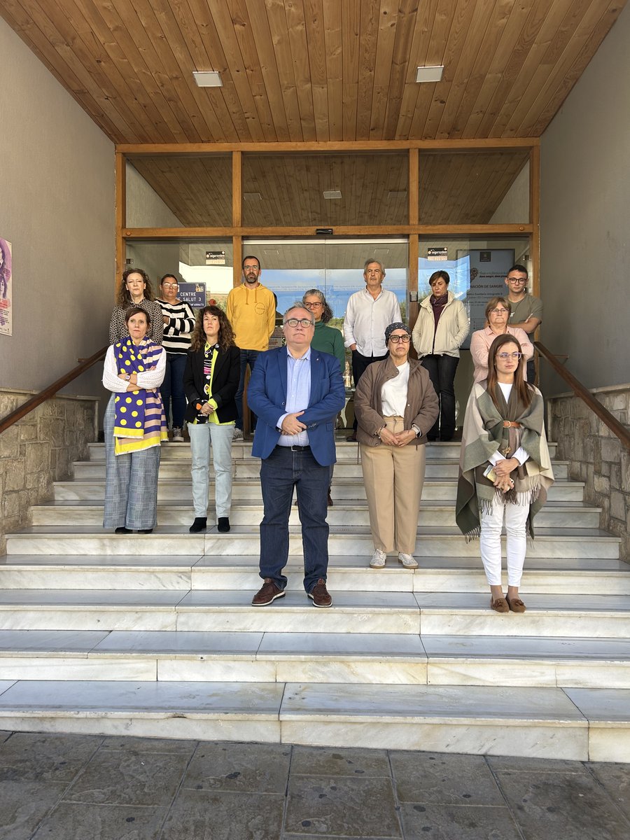 #Ibisocial ]🖤MINUTO DE SILENCIO, por una nueva víctima de violencia de género en Alicante.

A la 12:00h, el Ayuntamiento de Ibi ha convocado un minuto de silencio, mostrando así nuestra condena firme ante cualquier forma de violencia machista. 

#NiUnaMasNiUnaMenos #BastaYa