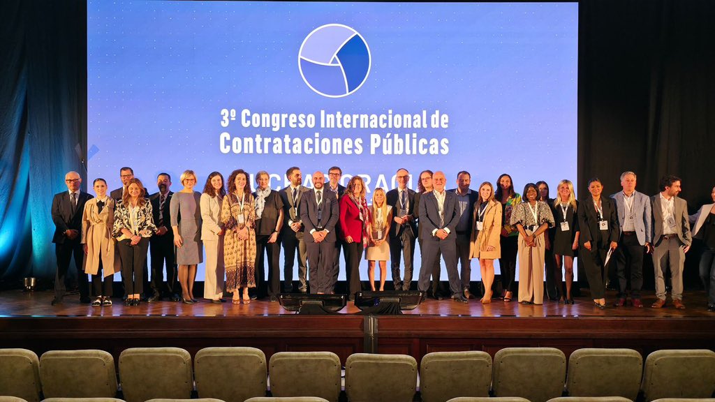 🎓🇦🇷 Participamos en el III Congreso Internacional de Contrataciones Públicas que se celebró en Aula Magna de la Facultad de Derecho de la Universidad de Buenos Aires (<a href="/UBAonline/">UBAonline</a>), República Argentina, los días Lunes 3 y Martes 4 de noviembre, con la exposición sobre “Compras