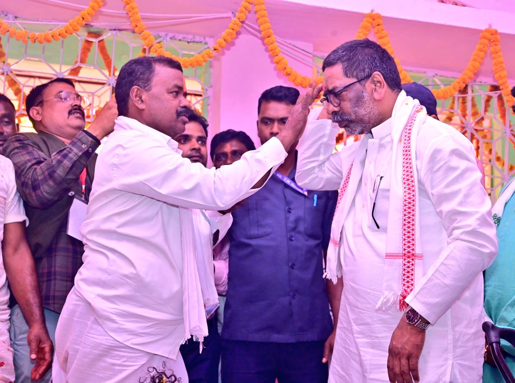 JMMKalpanaSoren's tweet image. संताल समाज के पवित्र स्थल लुगू बुरु घांटा बाड़ी धोरोम गाढ़ में हेमंत जी और परिवार के अन्य सदस्यों के साथ पूजा-अर्चना कर झारखंडवासियों के खुशहाली और समृद्धि की कामना की।
लुगू बाबा और लुगू आयो सभी को सुख, शांति और स्वस्थ जीवन प्रदान करें
जोहार लुगू बाबा। 
जोहार लुगू आयो।