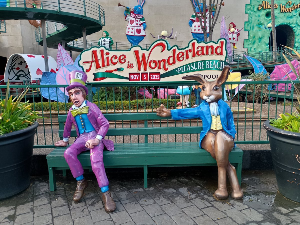 🄻🄰🅄🅁🄰 tweet media