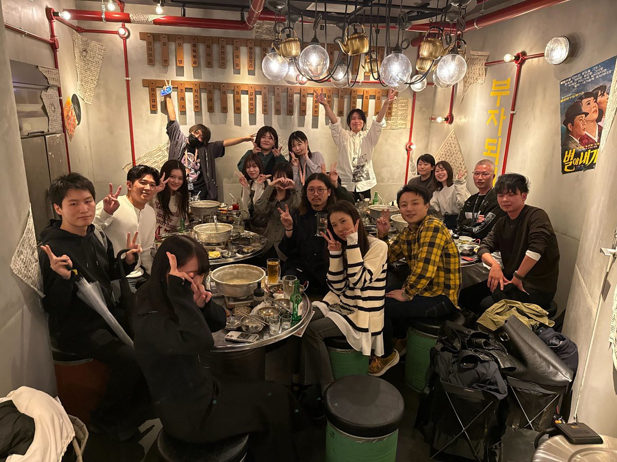 dskjinji's tweet photo. 先週末(ハロウィン)に社内の人となんちゃって上期お疲れ様飲み会をしました！

ここ数ヶ月でたくさん入社された人の仲良くなろう会も兼ねての開催🍻

採用して入社された方々が楽しく働かれてるのを実感できて人事冥利な飲み会でした！

※参加任意でノリで開催してみたらまあまあ集まりました笑 https://t.co/UwApJsIQTq