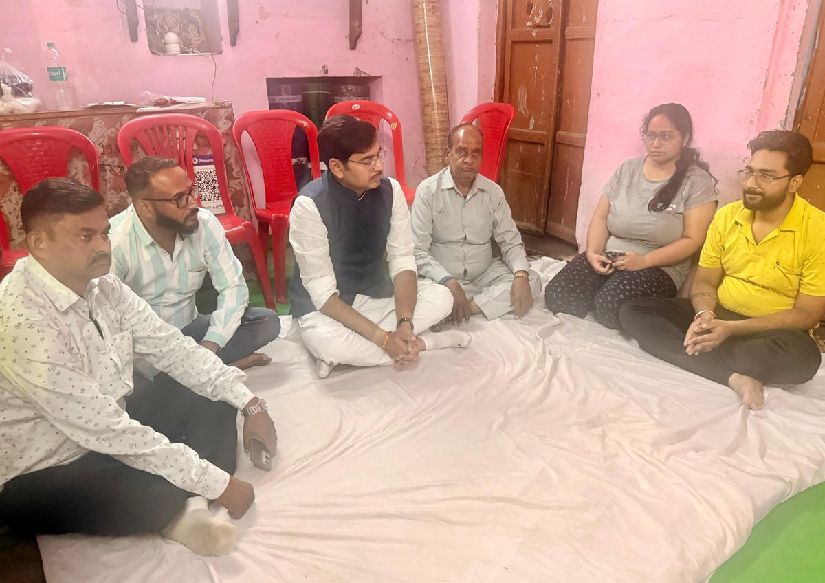 आज ग्वालियर में भारतीय जनसंघ एवं भारतीय जनता पार्टी के संस्थापक सदस्य, वरिष्ठ नेता श्रद्धेय श्री विजय खांडवे जी के देवलोकगमन उपरांत उनके निवास पहुंचकर संवेदनाएं व्यक्त कीं।

प्रभु श्री हरि विष्णु भगवान से प्रार्थना है, कि पुण्यात्मा को अपने श्रीचरणों में स्थान प्रदान करें।

ॐ