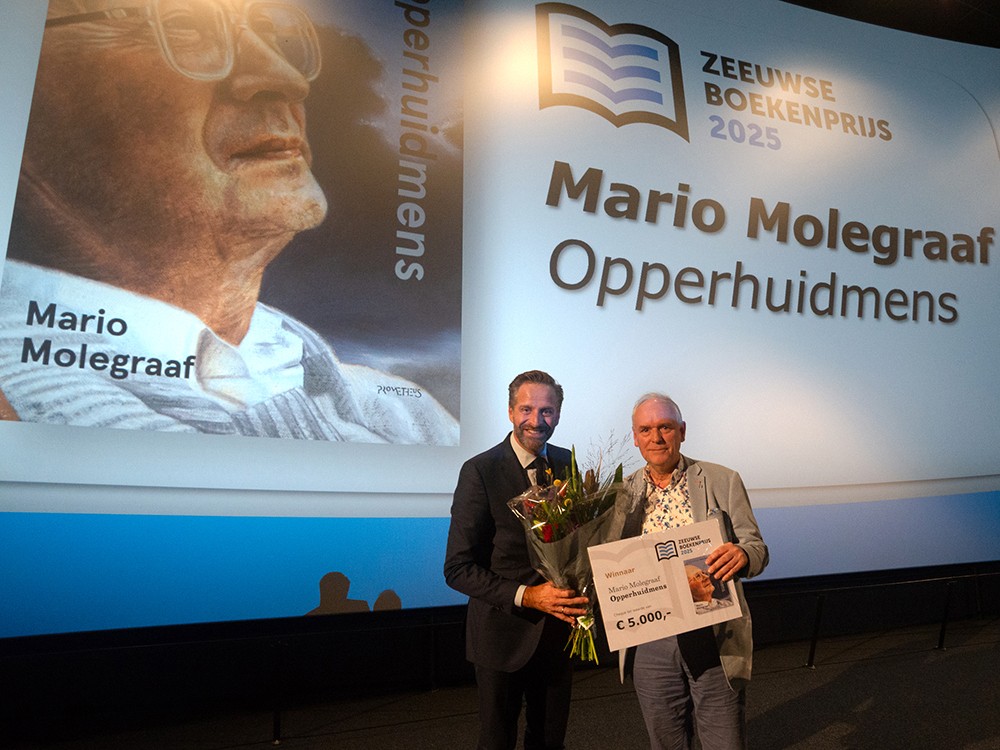 Nieuws: Opperhuidmens van Mario Molegraaf wint Zeeuwse Boekenprijs 2025 tzum.info/2025/11/nieuws…