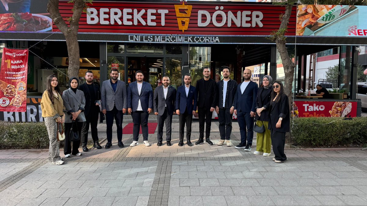 📍Adana

Bugün Adana’da genç esnaflarımızla bir araya geldik.
İl Gençlik Kolları Başkanımız Yusuf Özdemir ve teşkilatımızla birlikte gerçekleştirdiğimiz ziyaretlerde üreten, alın teriyle değer katan, şehrine ve ülkesine katkı sunan genç kardeşlerimizin azmini yakından gördük.